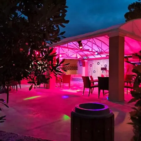 A Avec Piscine 카네트